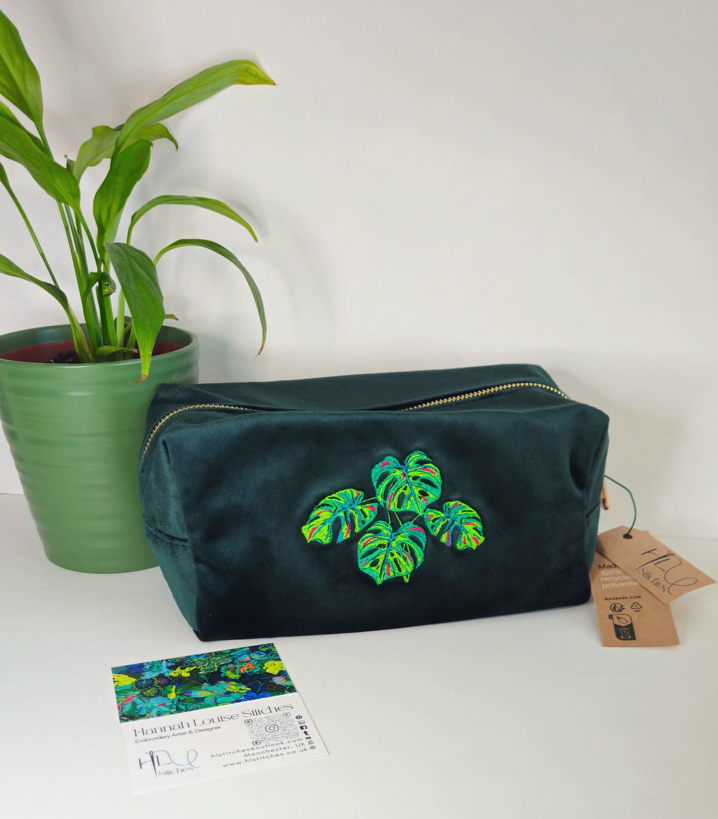 Luxurious Velvet Cube with Monstera Leaf Embroidery – Sustainable Gift or Travel Accessory