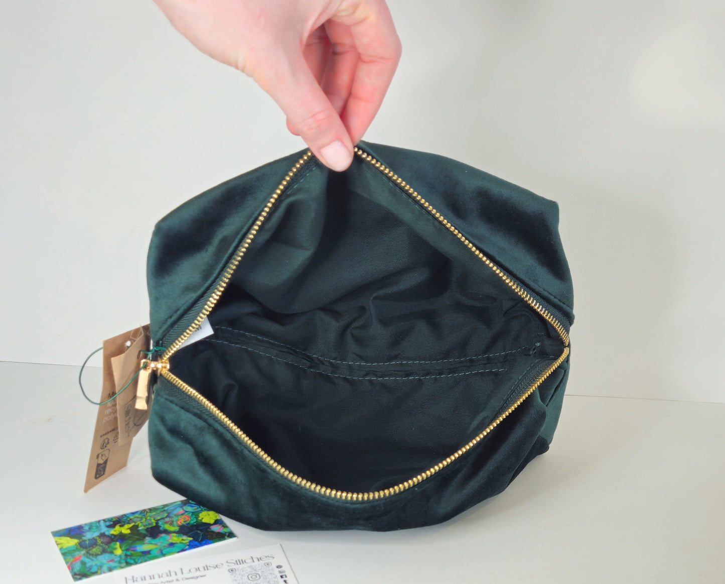Luxurious Velvet Cube with Monstera Leaf Embroidery – Sustainable Gift or Travel Accessory