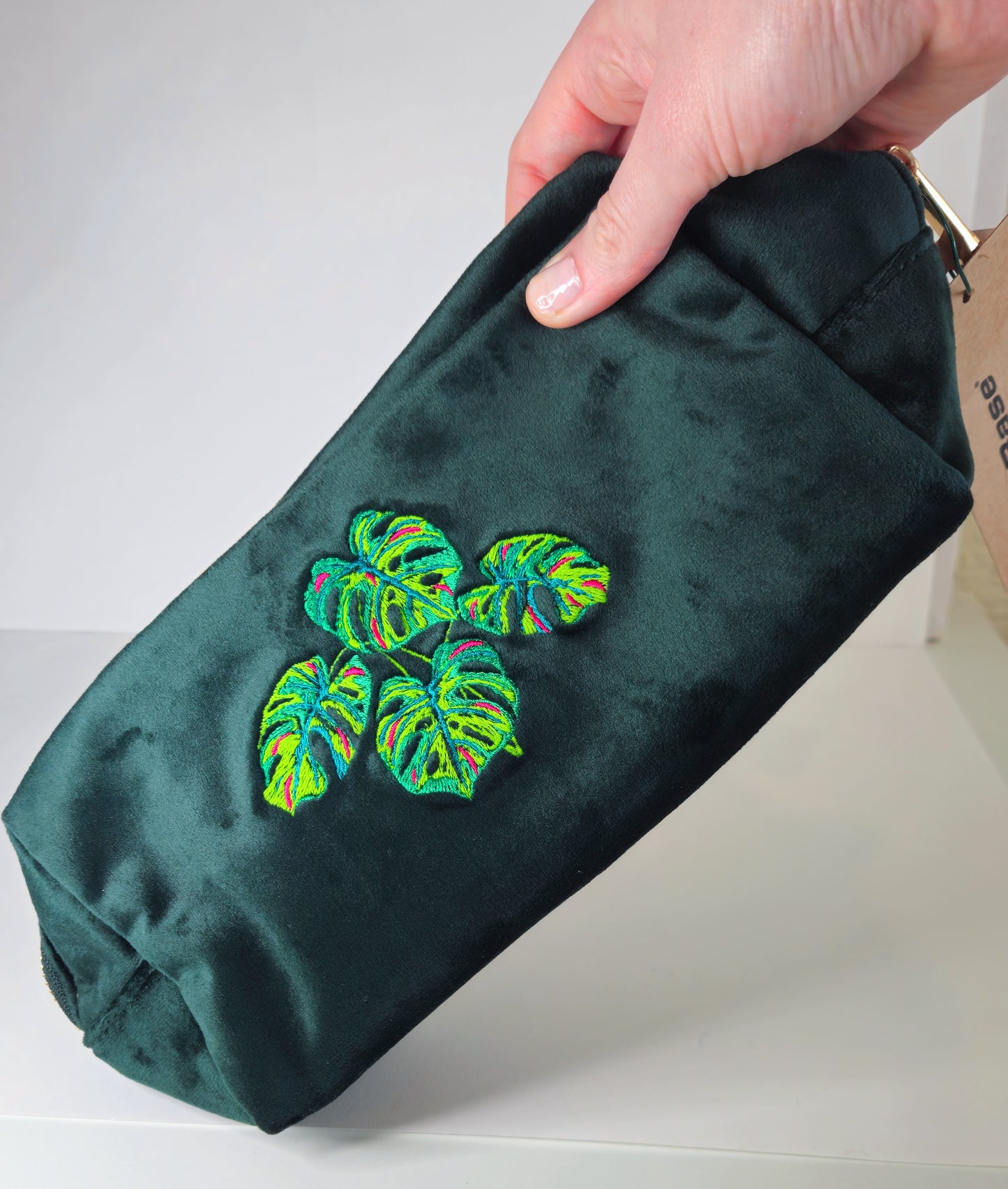 Luxurious Velvet Cube with Monstera Leaf Embroidery – Sustainable Gift or Travel Accessory