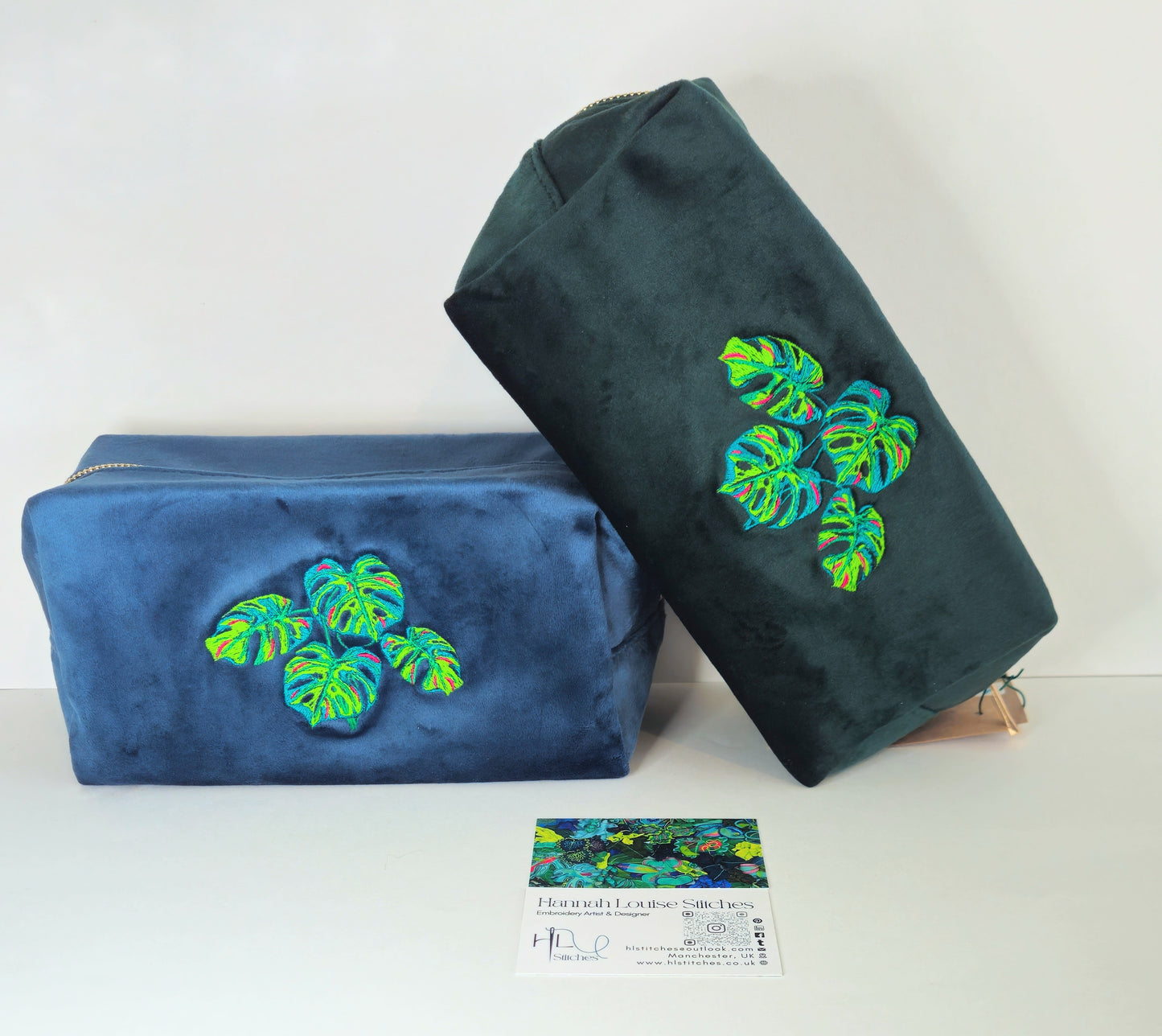 Luxurious Velvet Cube with Monstera Leaf Embroidery – Sustainable Gift or Travel Accessory