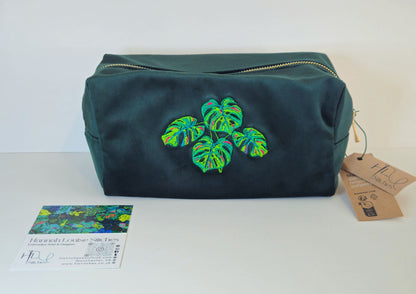 Luxurious Velvet Cube with Monstera Leaf Embroidery – Sustainable Gift or Travel Accessory