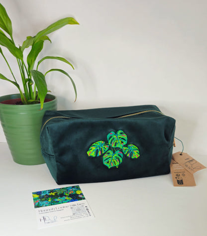 Luxurious Velvet Cube with Monstera Leaf Embroidery – Sustainable Gift or Travel Accessory