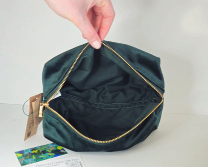Luxurious Velvet Cube with Monstera Leaf Embroidery – Sustainable Gift or Travel Accessory