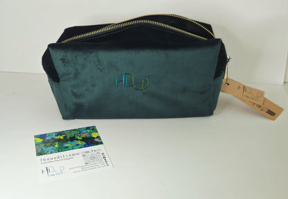 Luxurious Velvet Cube with Monstera Leaf Embroidery – Sustainable Gift or Travel Accessory