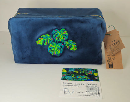 Luxurious Velvet Cube with Monstera Leaf Embroidery – Sustainable Gift or Travel Accessory