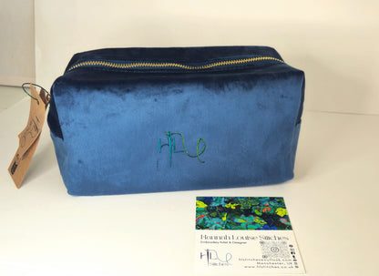 Luxurious Velvet Cube with Monstera Leaf Embroidery – Sustainable Gift or Travel Accessory